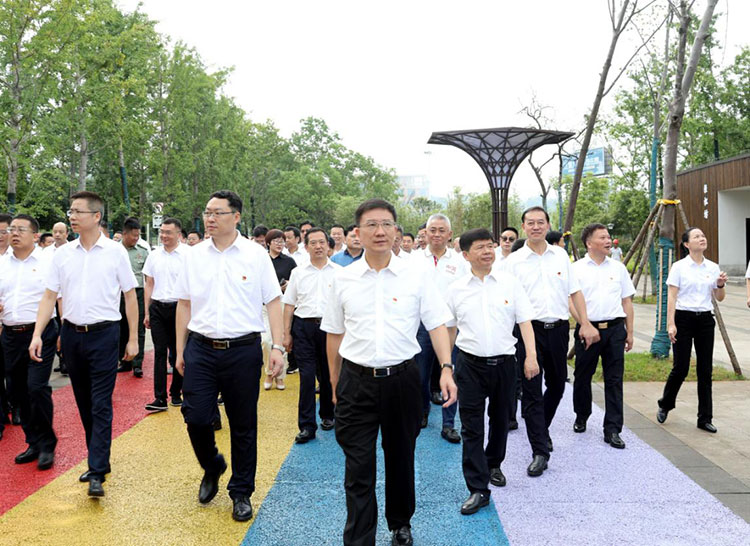 司董事长欧阳雁陪同全体领导及嘉宾参观视察善卷纪念公园
